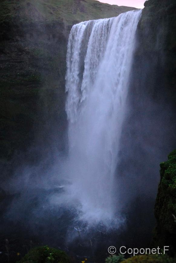 002 Islande 2009.jpg - Skogafoss tard le soir